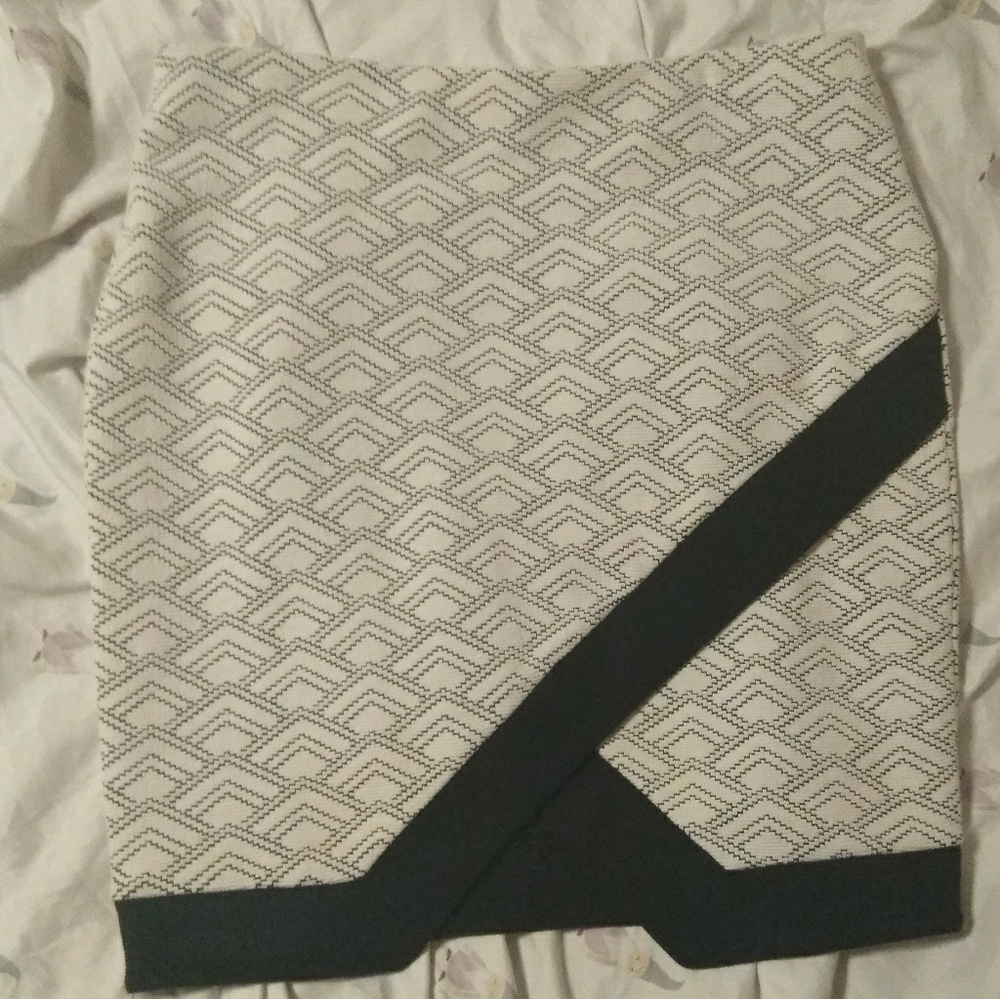 EXPRESS black & white skirt